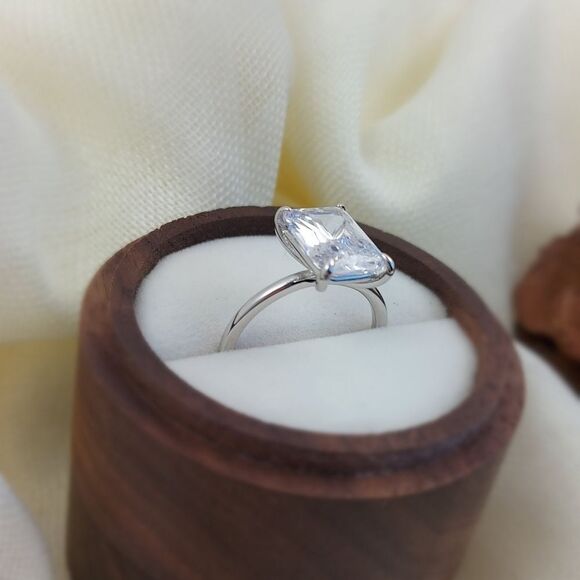 925 Silver Rectangular Cubic Zircon Engagement Ring - Picture 4 of 9
